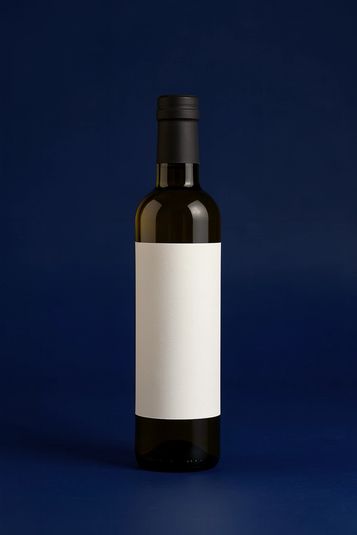 Botella de 500 ml de aceite de oliva virgen extra Empeltre Lucero sobre fondo cobalto con amplio espacio alrededor